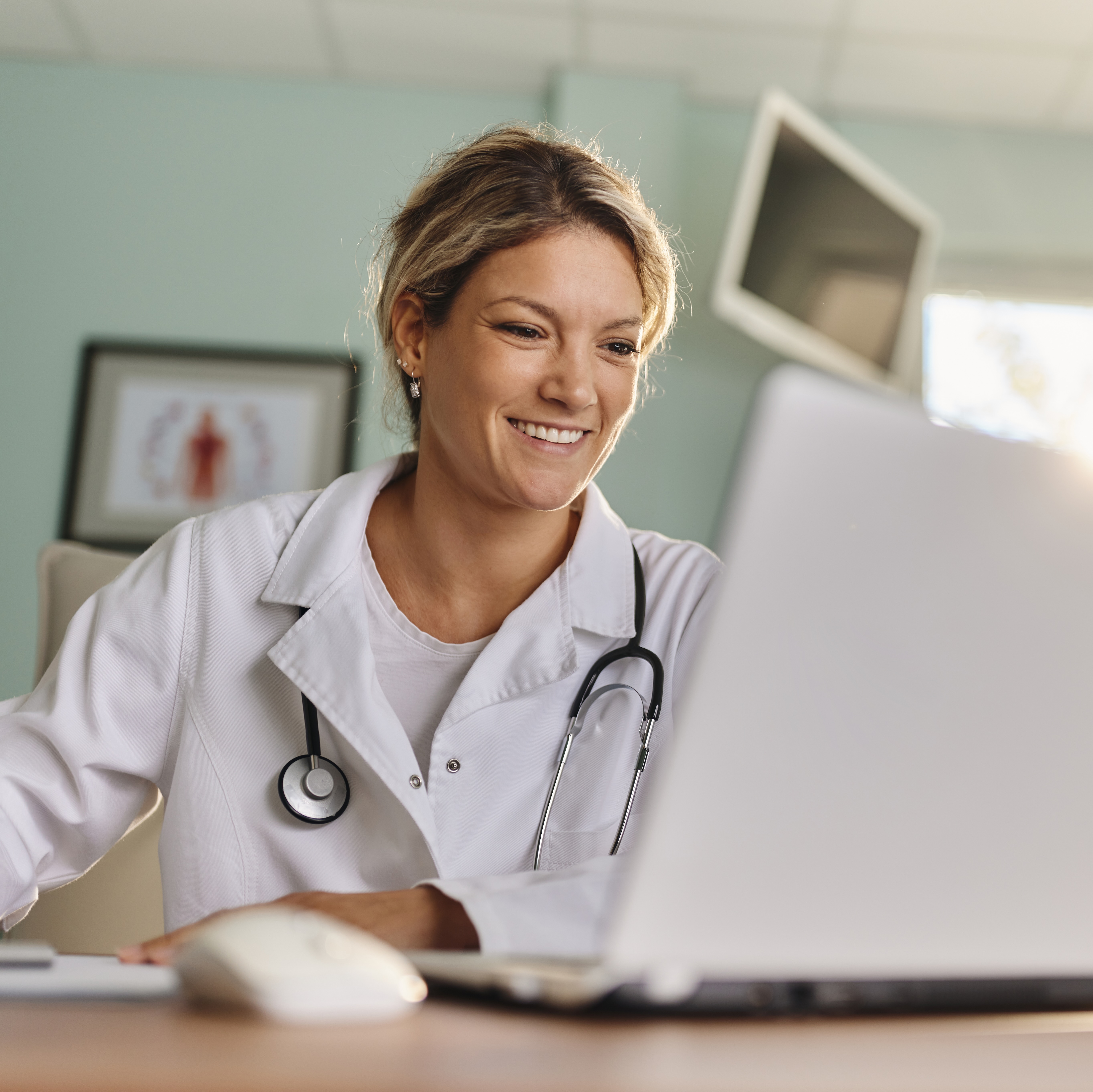 doctor-smiling-laptop